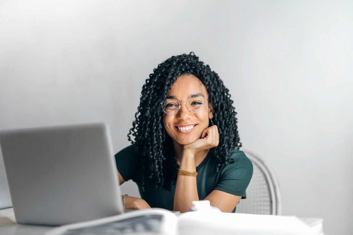 Mulher fazendo atendimento no help desk