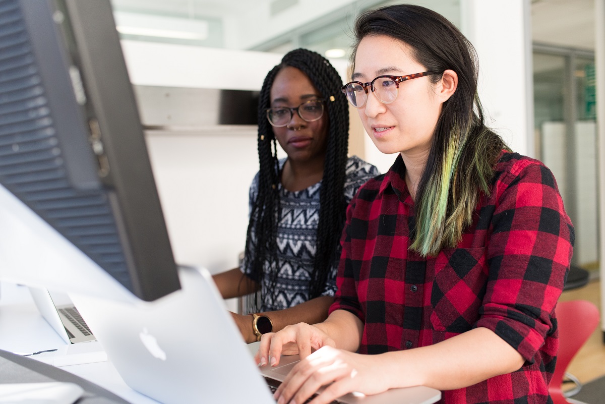 Duas mulheres em frente ao computador