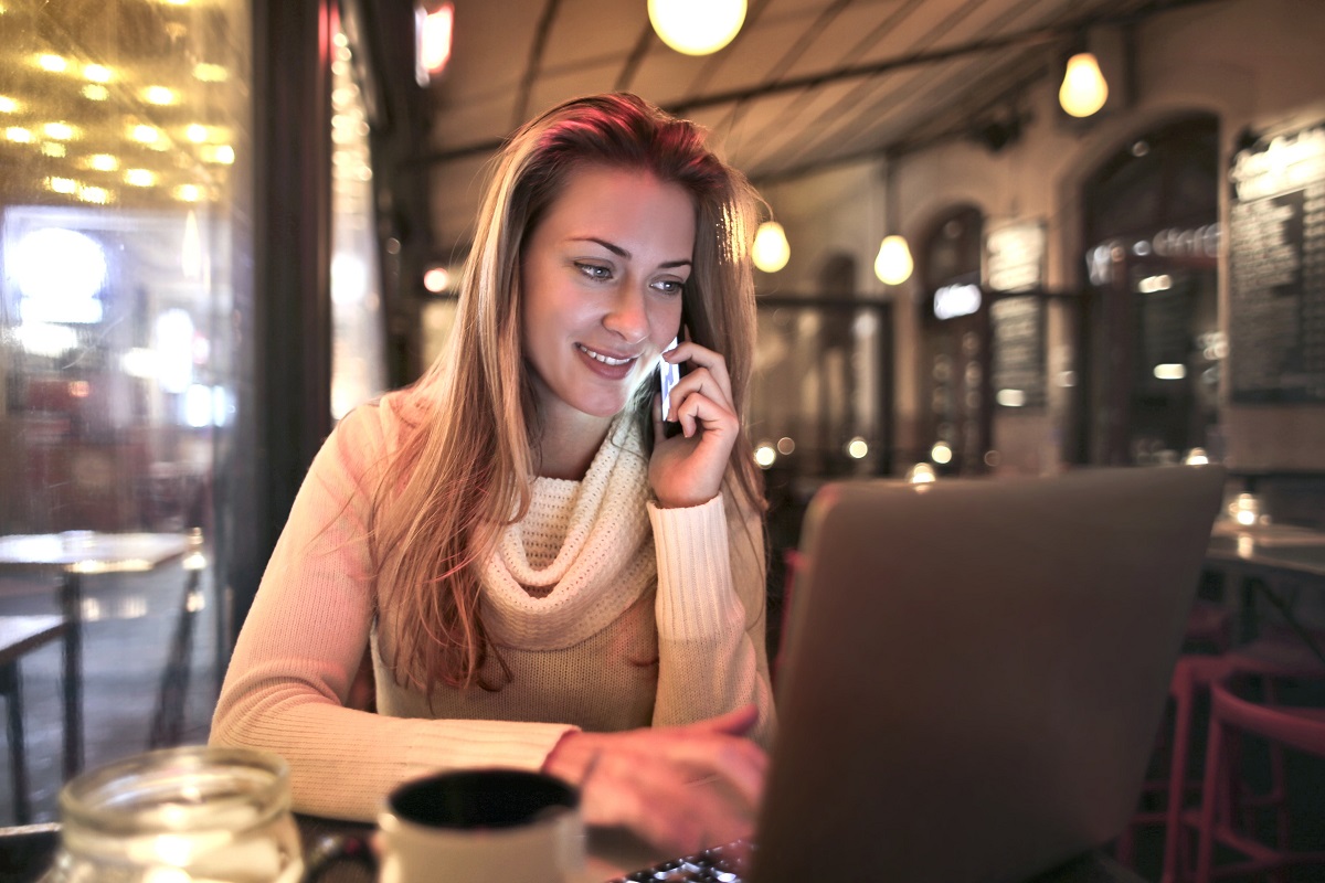 Mulher ao telefone oferecendo um atendimento personalizado