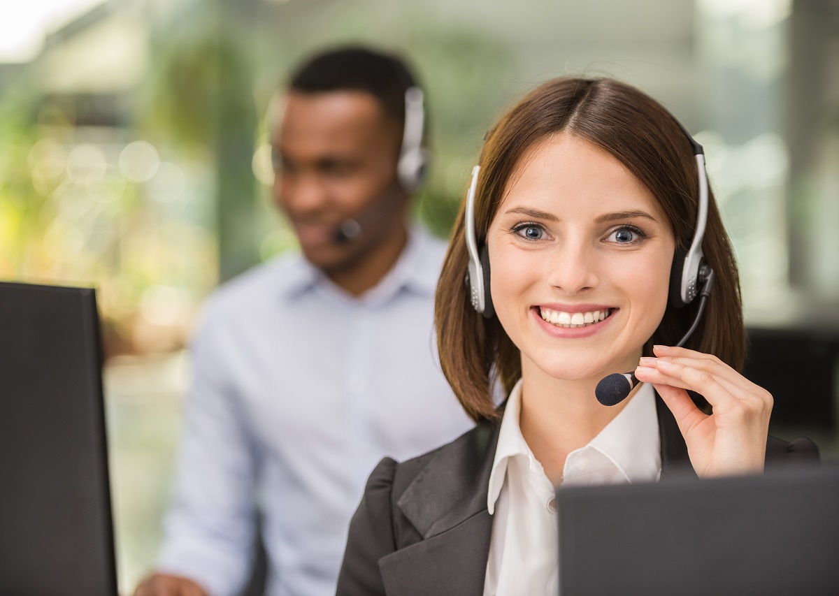 Homem e Mulher atendentes de call center