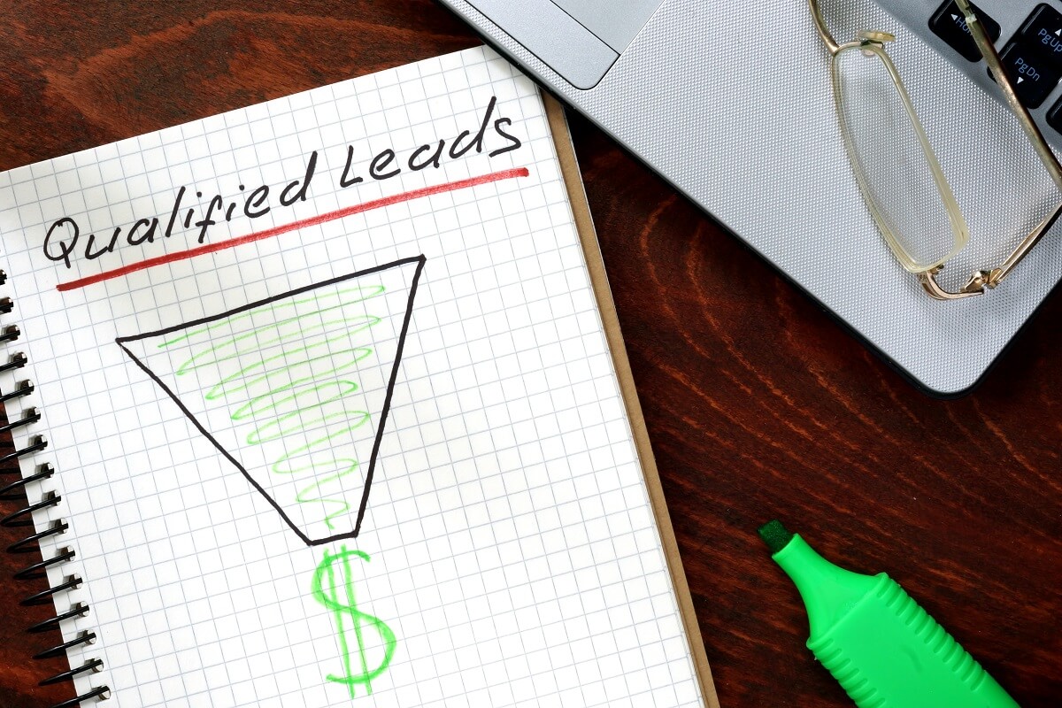 caderno com estudo sobre qualificação de leads