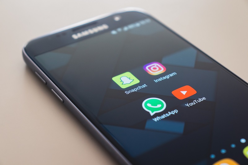 Celular com aplicativos Snapchat, Instagram, WhatsApp e Youtube