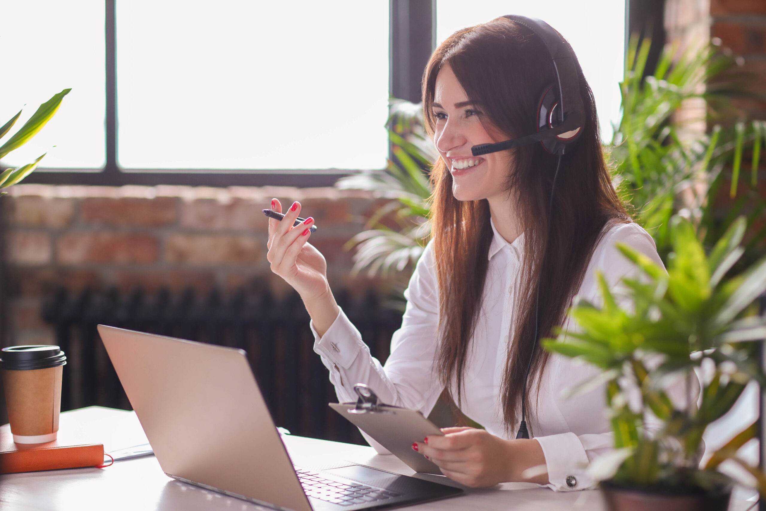 Mulher sorrindo em frente ao computador