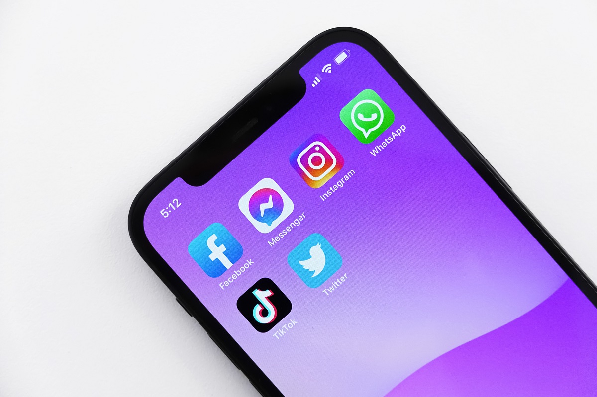 tela de celular ligado e com os aplicativos Facebook, Messenger, Instagram, WhatsApp, TikTok e Twitter