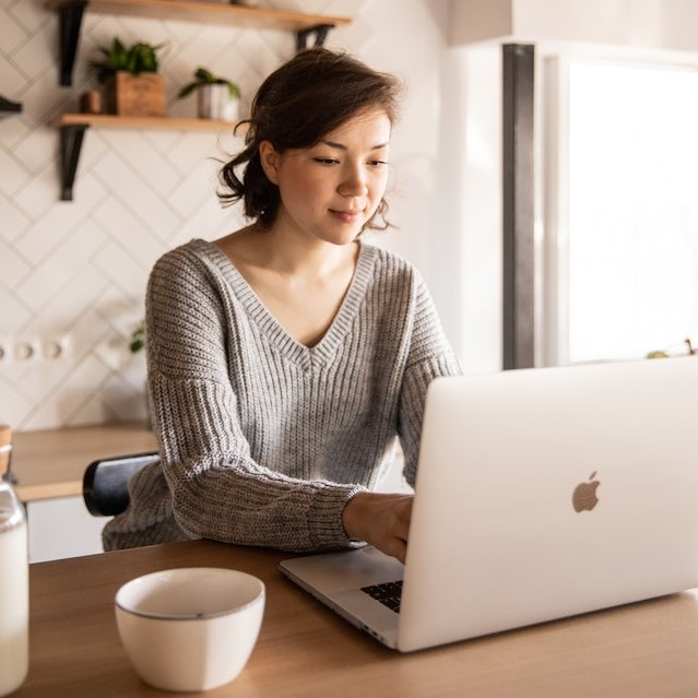 mulher utilizando computador para acessar o site da Click Sophia