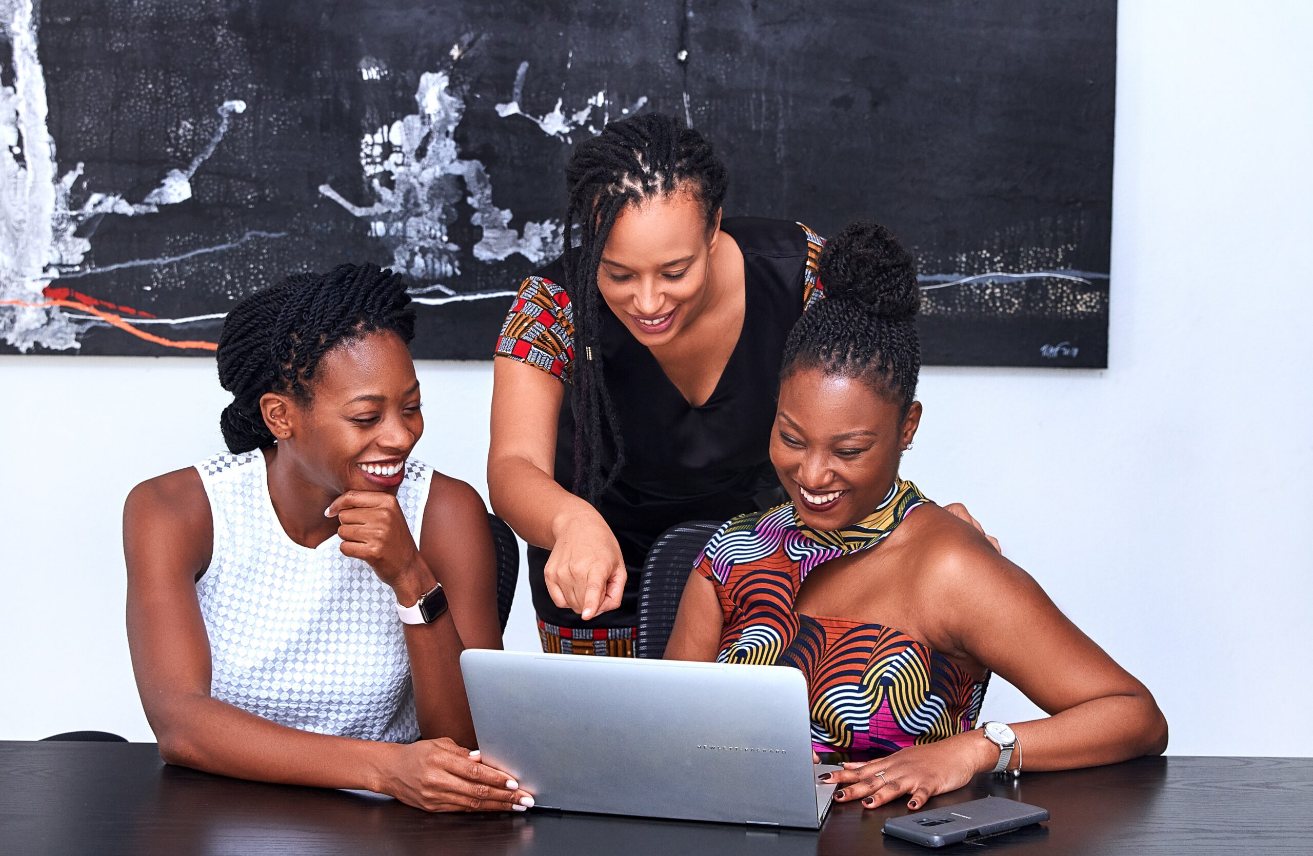 três mulheres utilizando o computador juntas