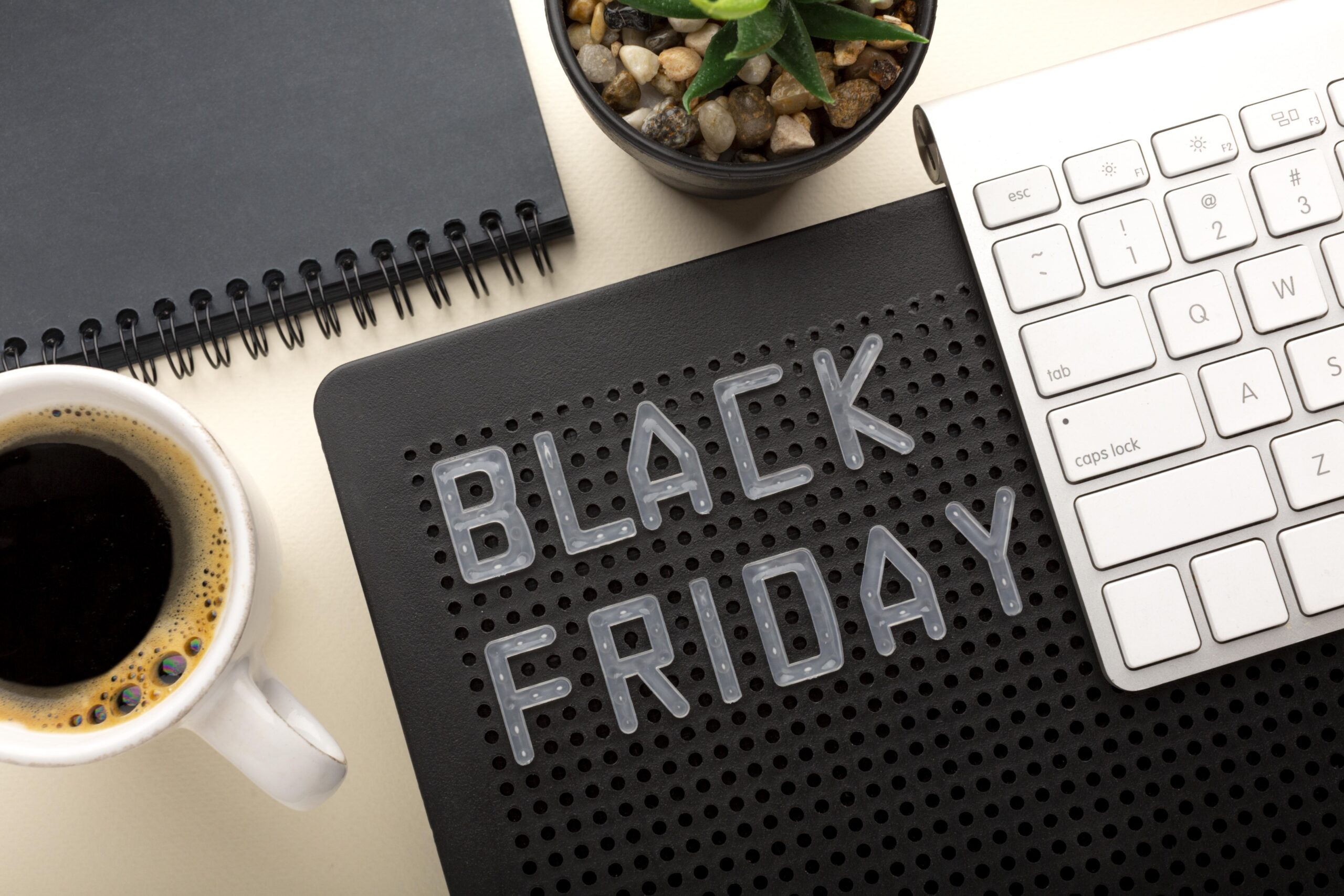 Mesa com escrito Black Friday e teclado ao lado