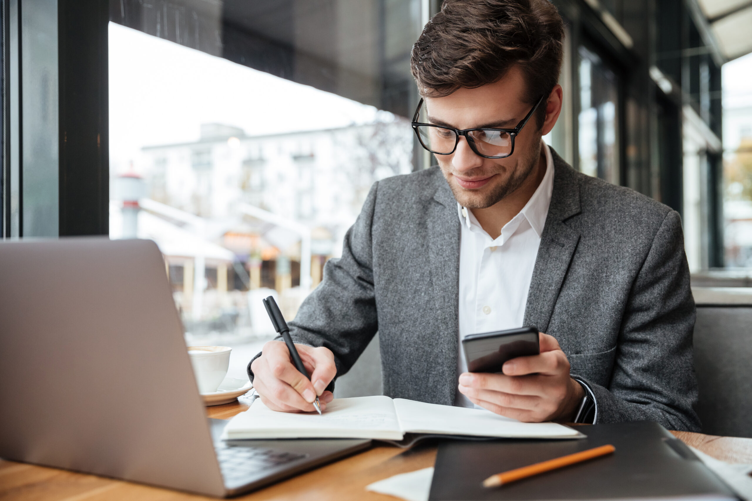 homem feliz com a check-list do empreendedor