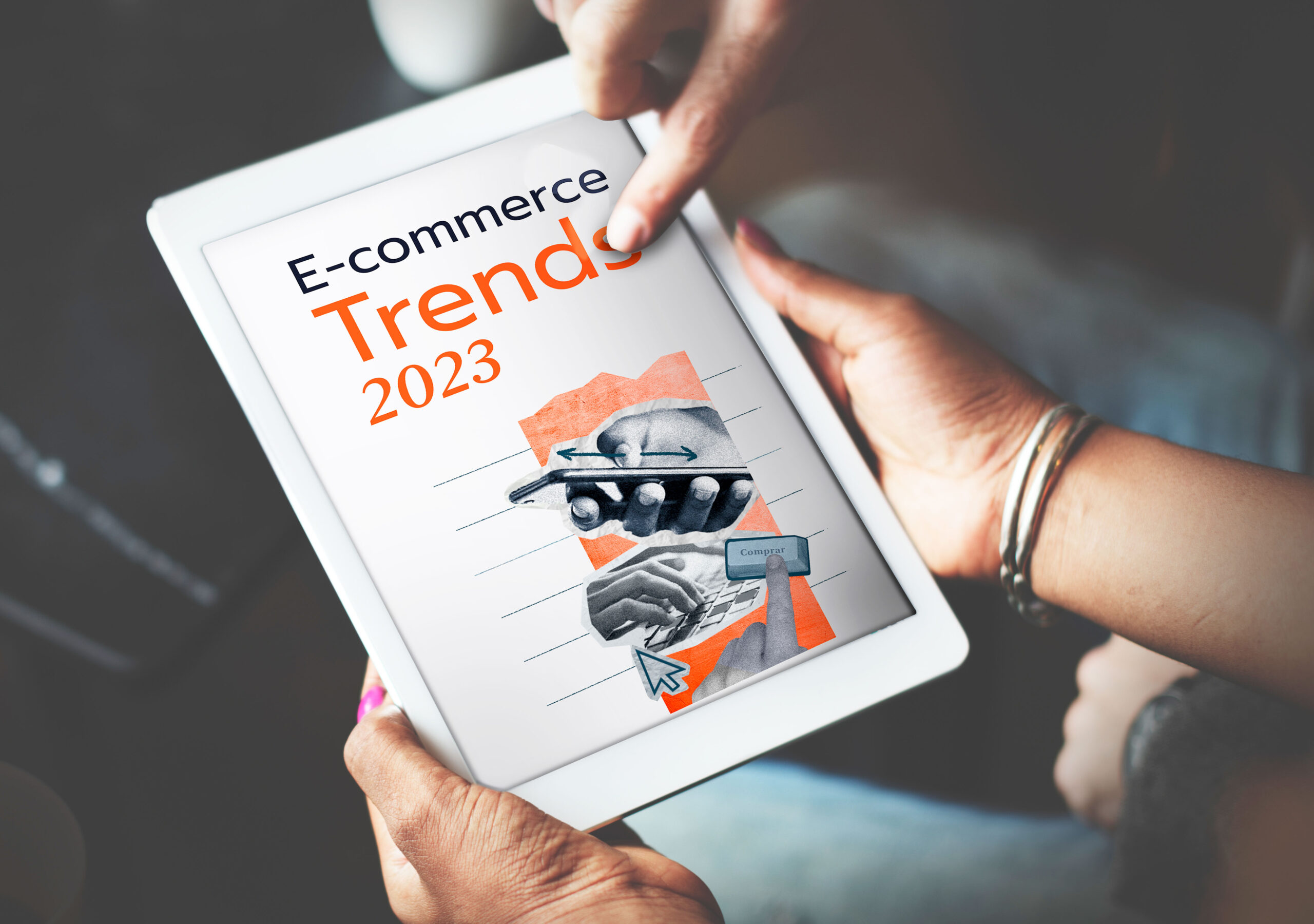 Empresários conferindo Ecommerce Trends 2023