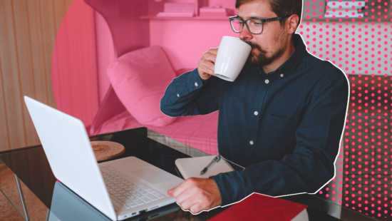 homem tomando café em frente ao computador olhando a planilha de atendimento ao cliente