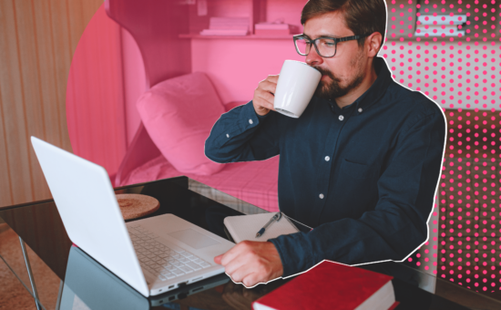 homem tomando café em frente ao computador olhando a planilha de atendimento ao cliente