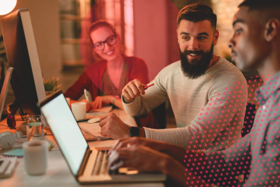 Empresario feliz com a eficiência da transição digital